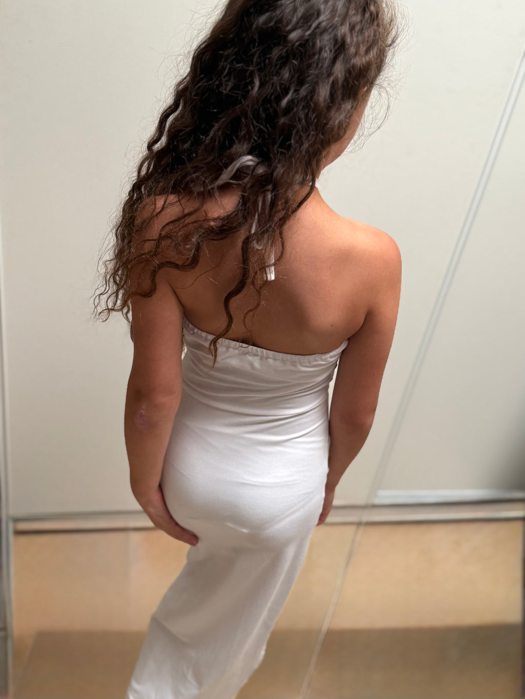 ✨Robe blanche à fronces et boutons dorés.