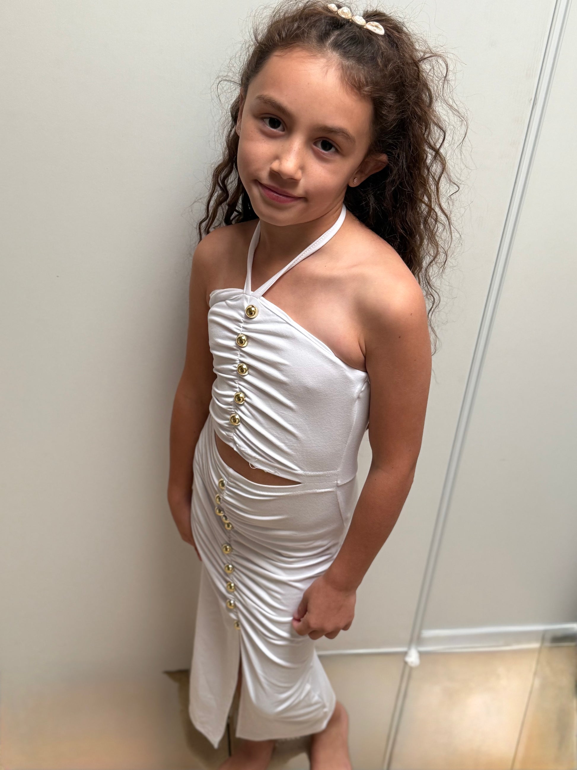 ✨Robe blanche à fronces et boutons dorés.