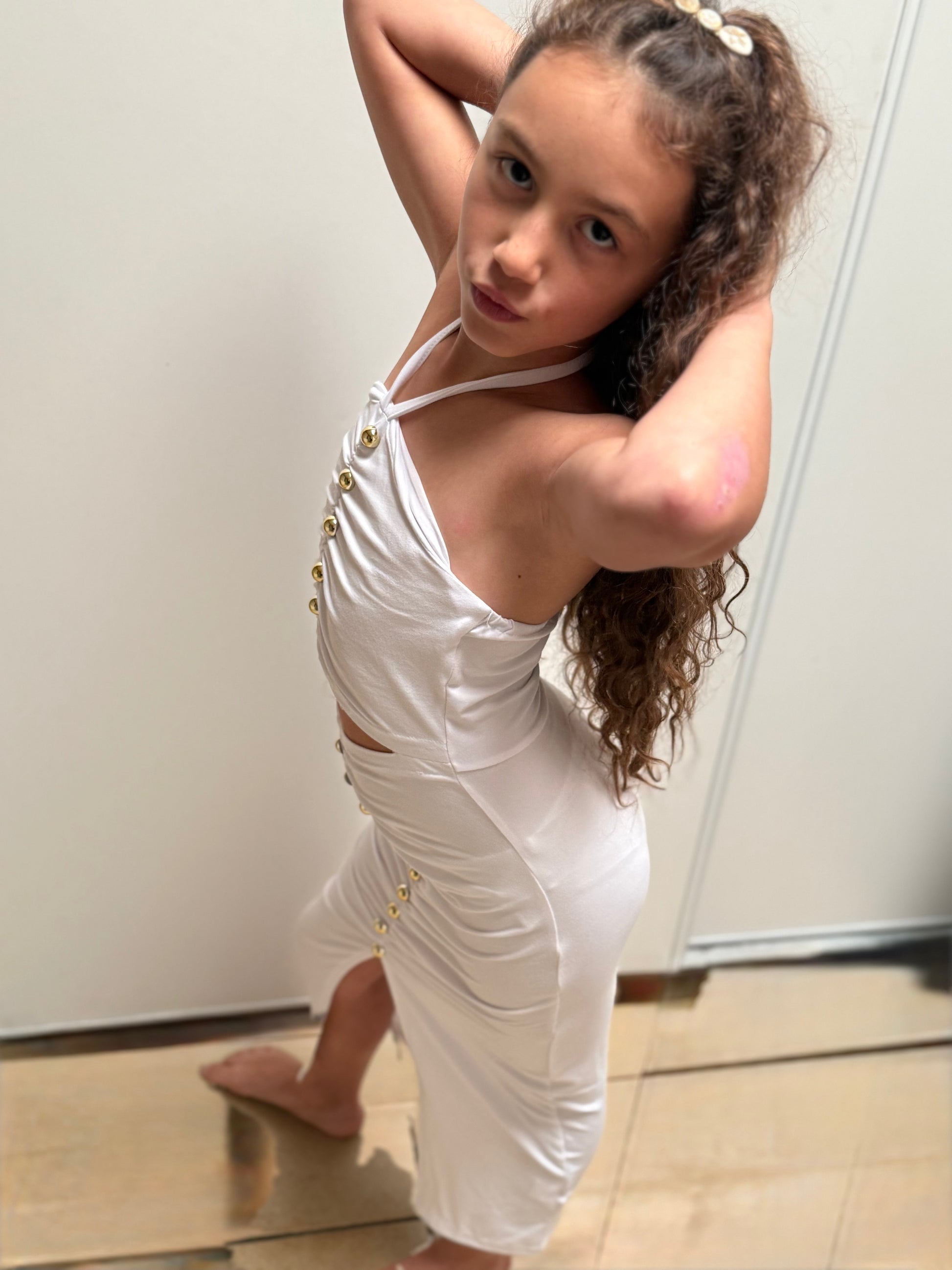 ✨Robe blanche à fronces et boutons dorés.